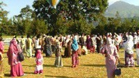 Menerbangkan balon raksasa usai salat Idul Fitri