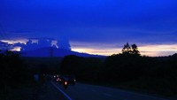 Suasana jalanan di Gunung Seulawah ketika Sunset