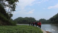 menyusuri tepian telaga Guyang Warak.jpg