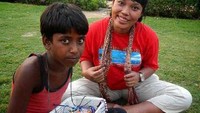 Bercengkarama dengan adik penjual pernak pernik