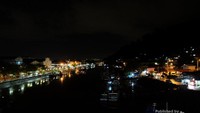 Lampu-lampu kota menghiasai pinggir sungai