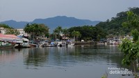 Suasana di pinggir sungai Jembatan Siti Nurbaya.