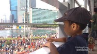 Pemandangan dari atas jembatan penyebrangan