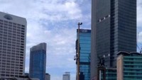 Gedung-gedung tinggi di antara pejalan