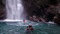 Segarnya berenang di Curug Ngumpet (pbase.com)