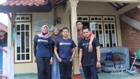 Berpose di depan penginapannya