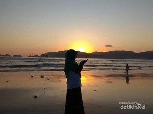 Hai, Dapat Salam dari Pantai Pulau Merah Banyuwangi