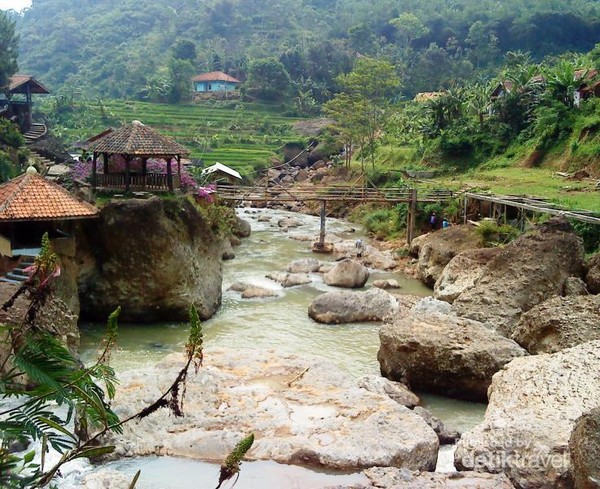Batuan sisa letusan gunung api di aliran Sungai Cibitung