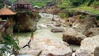 Batuan sisa letusan gunung api di aliran Sungai Cibitung