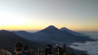 wisatawan pendaki gunung