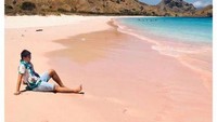 Duduk menikmati indahnya pantai sembari mendengarkan deru ombak