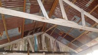 Atap bangunan terbuat dari seng dan kayu - kayu yang sudah rapuh