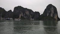 Jajaran perbukitan kapur di Halong Bay.
