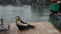 Menikmati hembusan angin dan menikmati bentang perbukitan kapur yang merupakan jajaran pulau-pulau di Halong Bay.