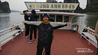 Menyusuri Halong Bay dengan Kapal Kayu.