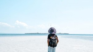 Hamparan Pasir Putih dan Laut Biru di Pulau Semujur