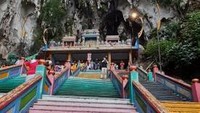 Tangga warna warni menuju puncak gua Batu Caves