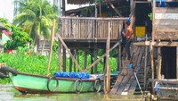 Rumah di tepian sungai (Lalu Abdul Fatah/ACI)
