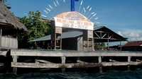 Gerbang masuk menuju kampung Asei Besar di tengah danau Sentani (foto:Keken/detikTravel)