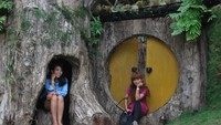 Didepan salah satu contoh pintu rumah Hobbit