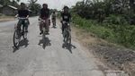 Hari Minggu, Santai Naik Onthel di Jambi