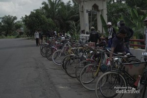 Hari Minggu, Santai Naik Onthel di Jambi
