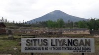 pemandangan view gunung sindoro yang membuat candi tampak mempesona