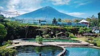 kolam renang yang berada di bawa situs liyangan langsung menghadap ke view gunung sindoro