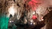 Dinding stalaktit dan stalagmit