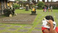Bocah penjaja kartu pos
