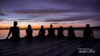 Menikmati senja bersama-sama di Arborek