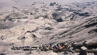 Deretan anak tangga menuju Puncak Bromo