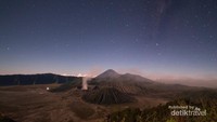 Keindahan Bromo di gelap malam