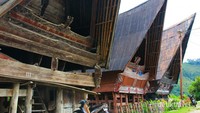 Rumah adat Batak yang telah berusia ratusan tahun di Desa Meat, sebuah desa di tepi Danau Toba.