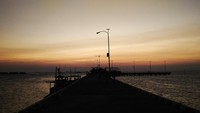 Menikmati sunset dari dermaga