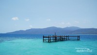 Keindahan gradasi warna biru laut