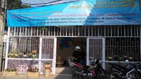 Spanduk di bagian depan