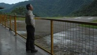 Sambil menunggu boarding, penumpang bisa menikmati suasana pagi di pegunungan Tembagapura