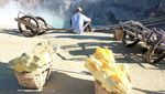 Hidup Penambang Belerang Dibalik Cantiknya Kawah Ijen