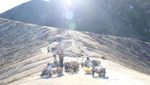 Hidup Penambang Belerang Dibalik Cantiknya Kawah Ijen
