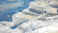 Ini terjadi karena air mengandung calcium carbonate