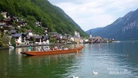 Sekelompok wisatawan yang semangat mengayuh perahu.