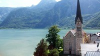 Pemandangan desa Hallstatt dari puncak gereja.