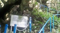 Tangga masuk yang mengarah ke mulut gua (Sumber: Hadi/dTraveler)