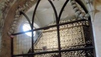 Seperti ini Ribuan tengkorak yang disusun di dalam kapel
