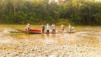 Aktivitas river tubing dan permainan air lainnya di Sungai Subayang