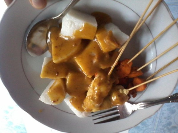 Sate dan Lontong Padang salah satu makanan yang biasa disajikan untuk sarapan pagi