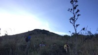 Melepas lelah sejenak sambil menikmati pemandangan di Gunung Batur