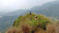 Terlihat gunung-gunung yang lebih tinggi