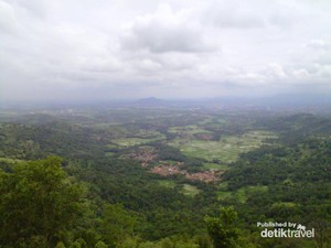 Hiking yang Beda di Gunung Batu Lawang, Banten